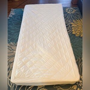 PERFECT WATERPROOF TWIN SIZE MATTRESS PROTECTOR NO STAINS STORED IN CLOSET 🛌